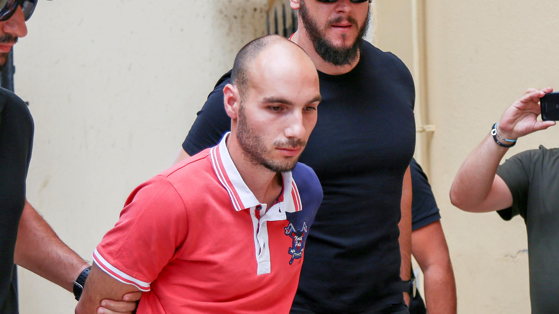Kreta-Killer (27) gesteht Mord an Dresdner Professorin Suzanne Eaton Plain-clothes police officers escort the suspect (C) for the murder of American biologist Suzanne Eaton to the prosecutor in Chania, on the island of Crete, Greece, July 16, 2019. REUTERS/Makis Kartsonakis NO RESALES. NO ARCHIVES.