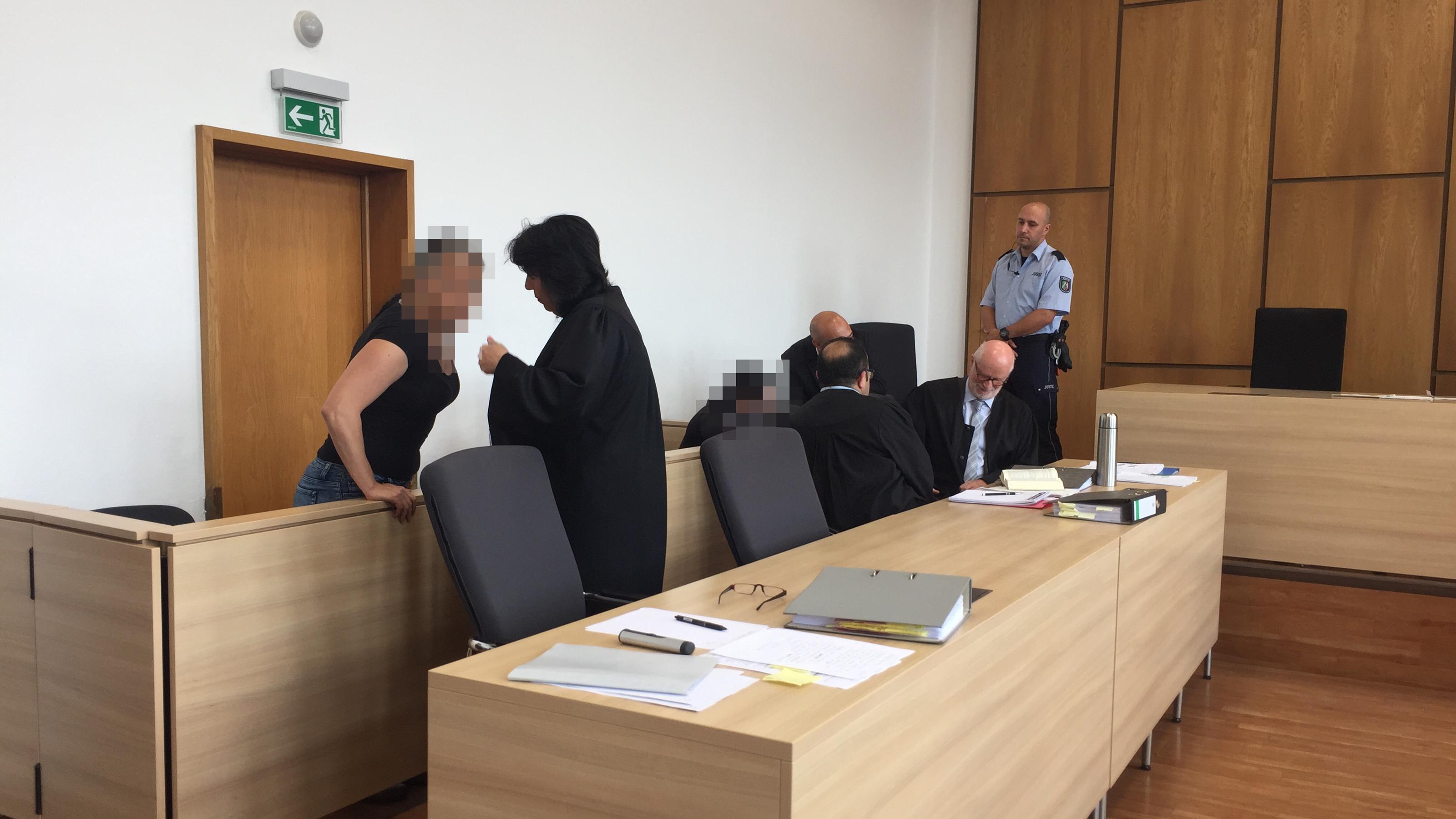 Loverboy verurteilt: 15-Jährige in Prostitution getrieben Sogenannter "Loverboy" in Krefeld verurteilt