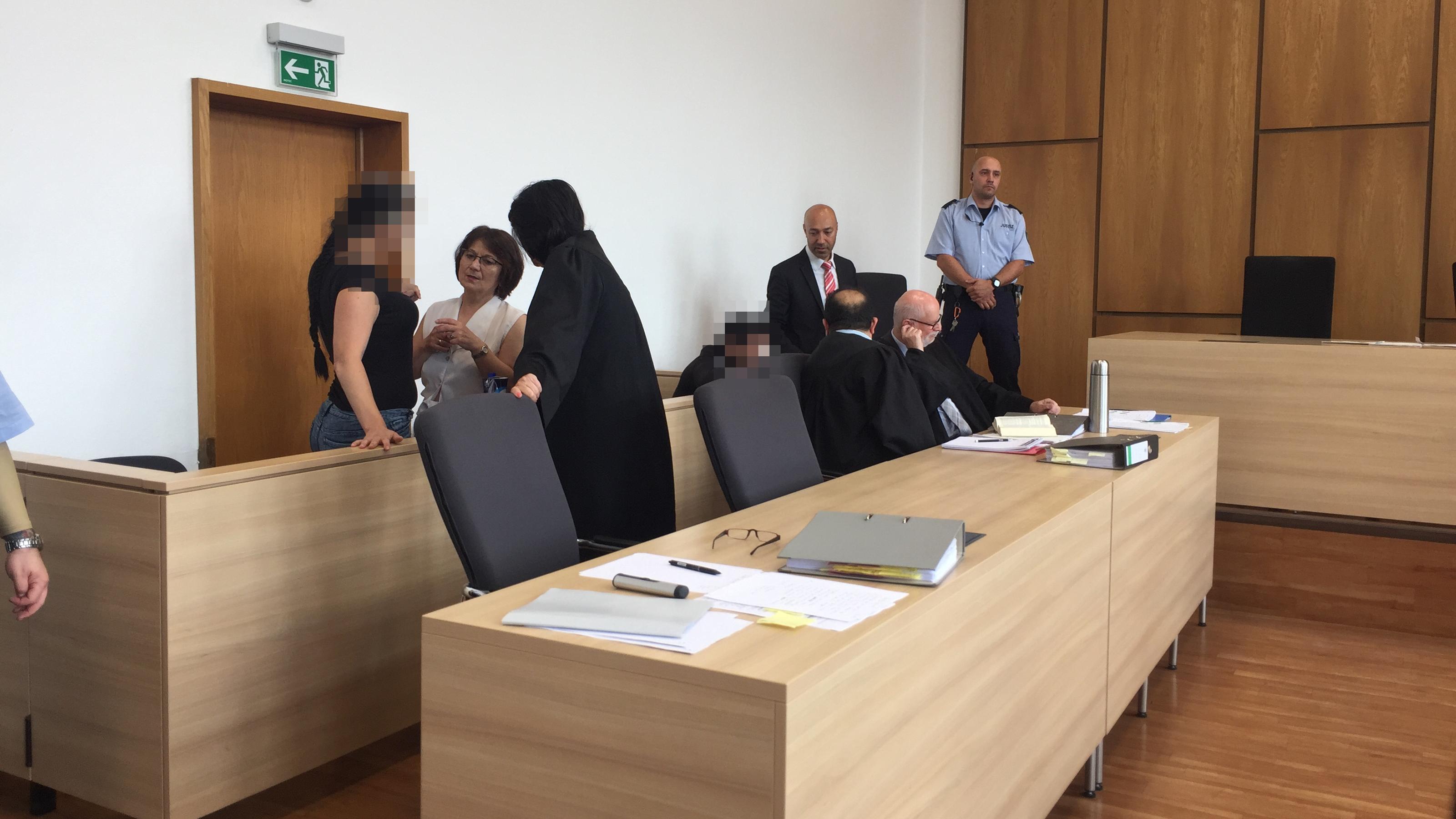 Loverboy verurteilt: 15-Jährige in Prostitution getrieben Loverboy-Prozess Krefeld