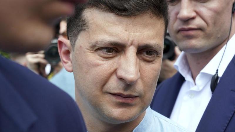 Pro-Europäische Partei von Wolodymyr Selenskyj gewinnt nach ersten Auszählungen Wolodymyr Selenskyjs Partei führt bei den Wahlen in der Ukraine deutlich.