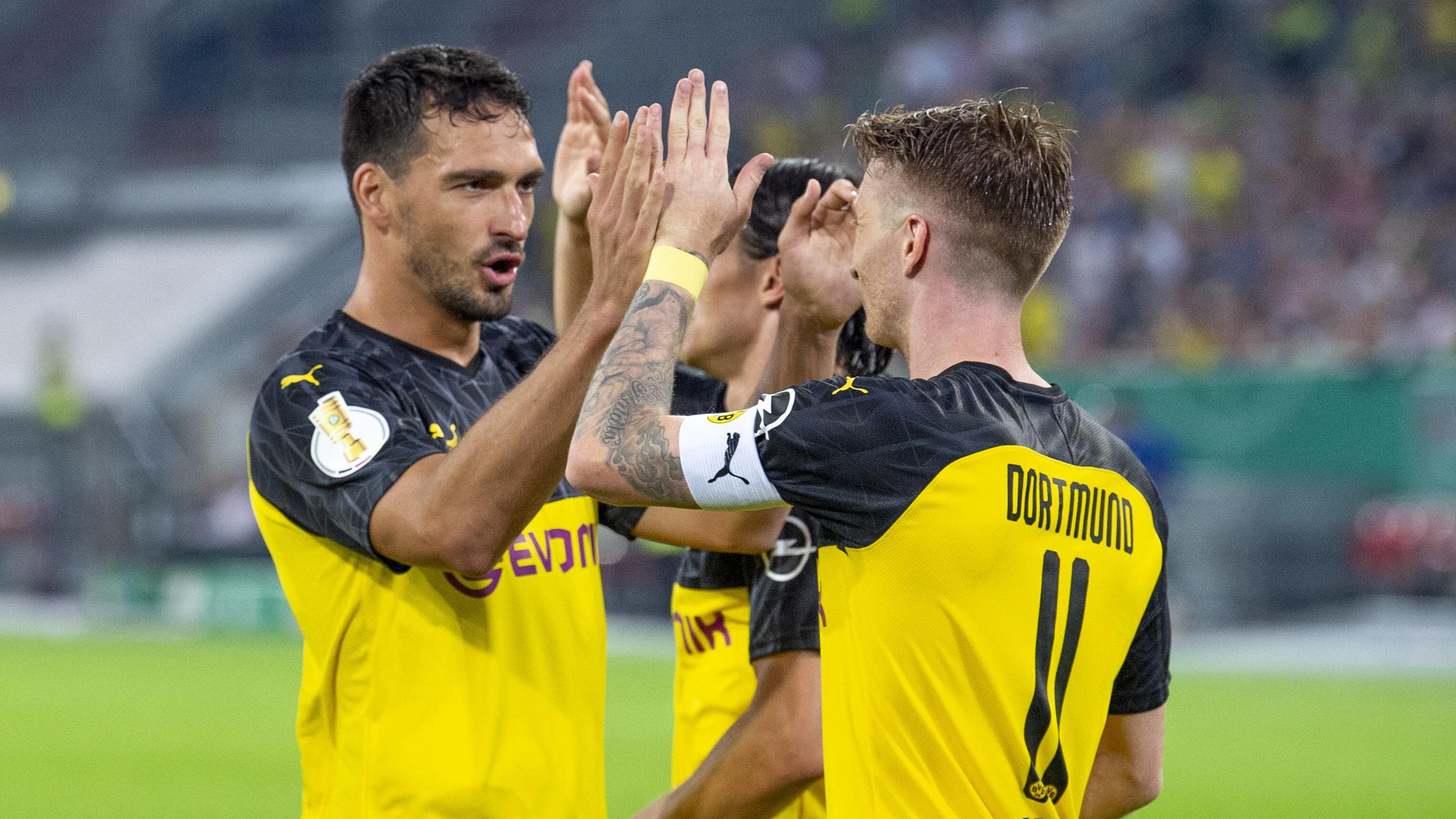 Hummels: "Würde mich nicht wehren" Fußball, DFB Pokal, Saison 2019/2020, 1. Runde, KFC Uerdingen - Borussia Dortmund am 09.08.2019 in der Merkur Spiel-Arena in Düsseldorf (Nordrhein-Westfalen). Dortmunds Mats Hummels (l.) jubelt mit Torschuetze, Torschütze Marco Reus nach dem 0:1. DFB
