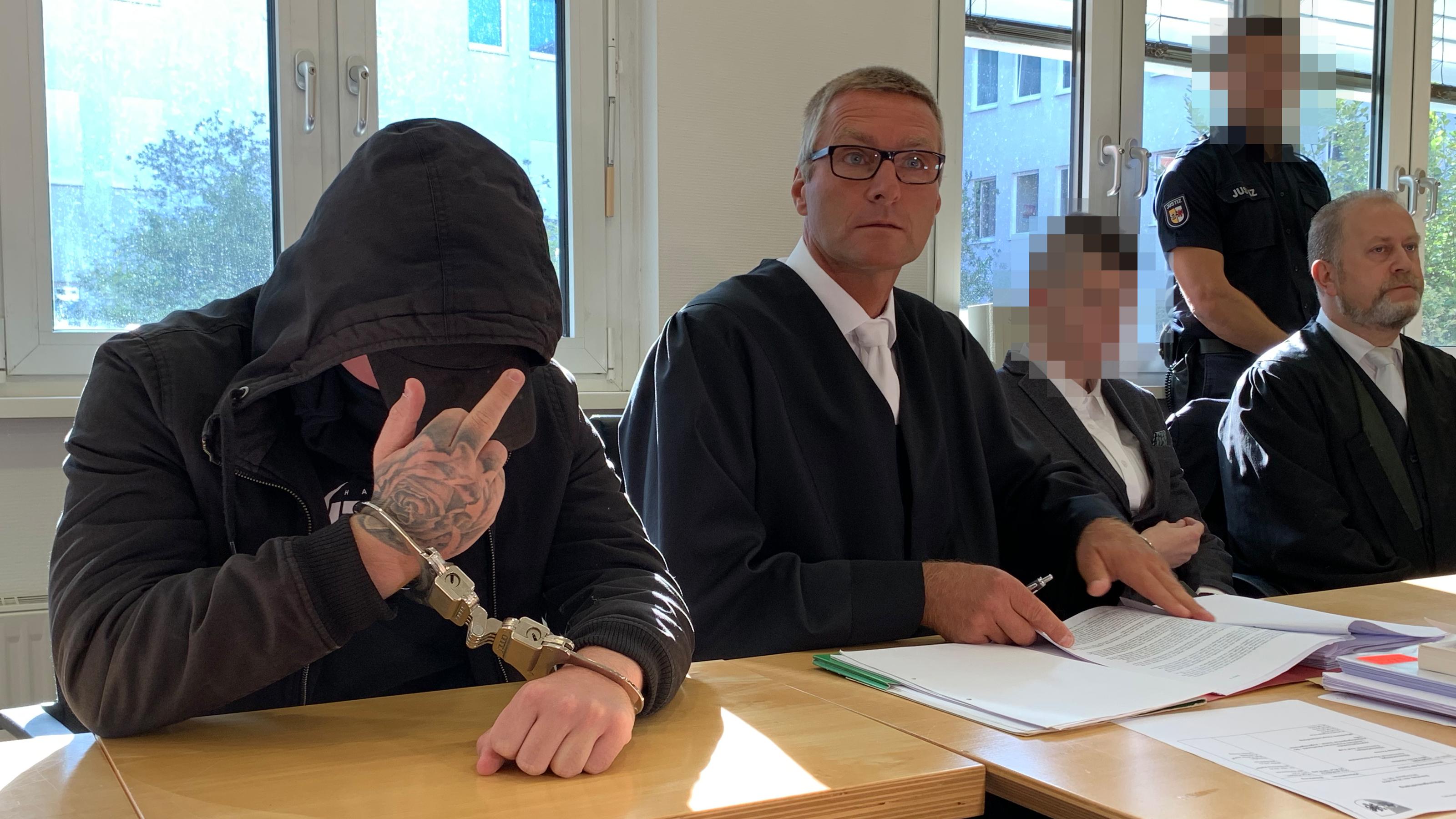 Angeklagter Nicolas K. legt Geständnis ab: "Klar, dass das Baby auch stirbt" Er soll Maria K. aus Mordlust getötet haben: Der Angeklagte Nicolas K. ist in den Mordprozess mit einem Mittelfinger gestartet.