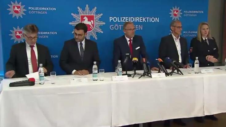 Bomben-Razzia in 9 Bundesländern - Sprengstoff-Club vom Netz genommen Bei einer PK in Göttingen wurde bekanntgegeben, dass eine Bomben-Plattform von Netz genommen werden konnte.