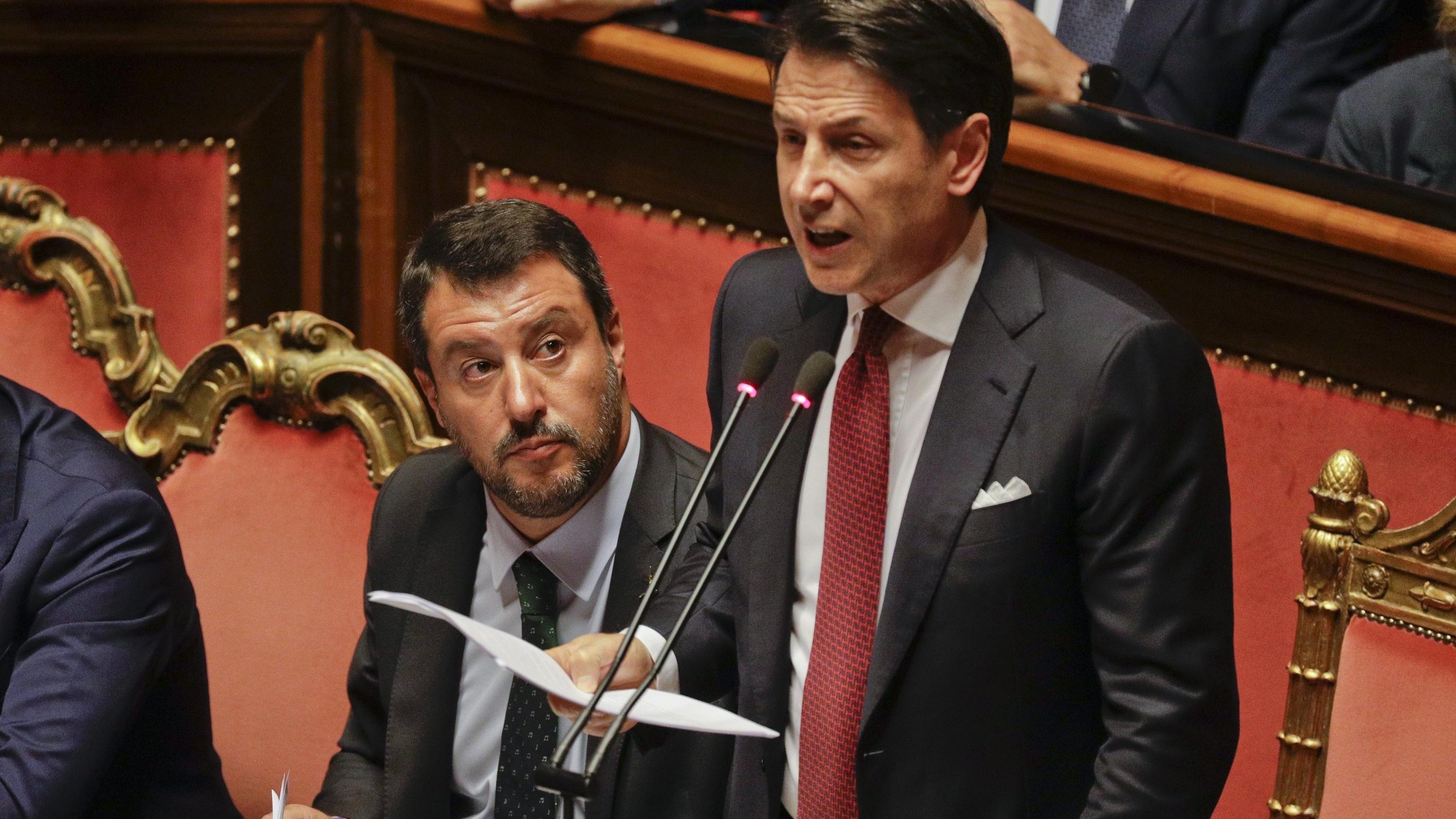 Ministerpräsident Conte: "Regierung endet hier" 20.08.2019, Italien, Rom: Giuseppe Conte (r), Ministerpräsident von Italien, hält eine Rede in der Abgeordnetenkammer. Neben ihm sitzt der stellvertretende Ministerpräsident von Italien und Mitglied der Lega, Matteo Salvini.