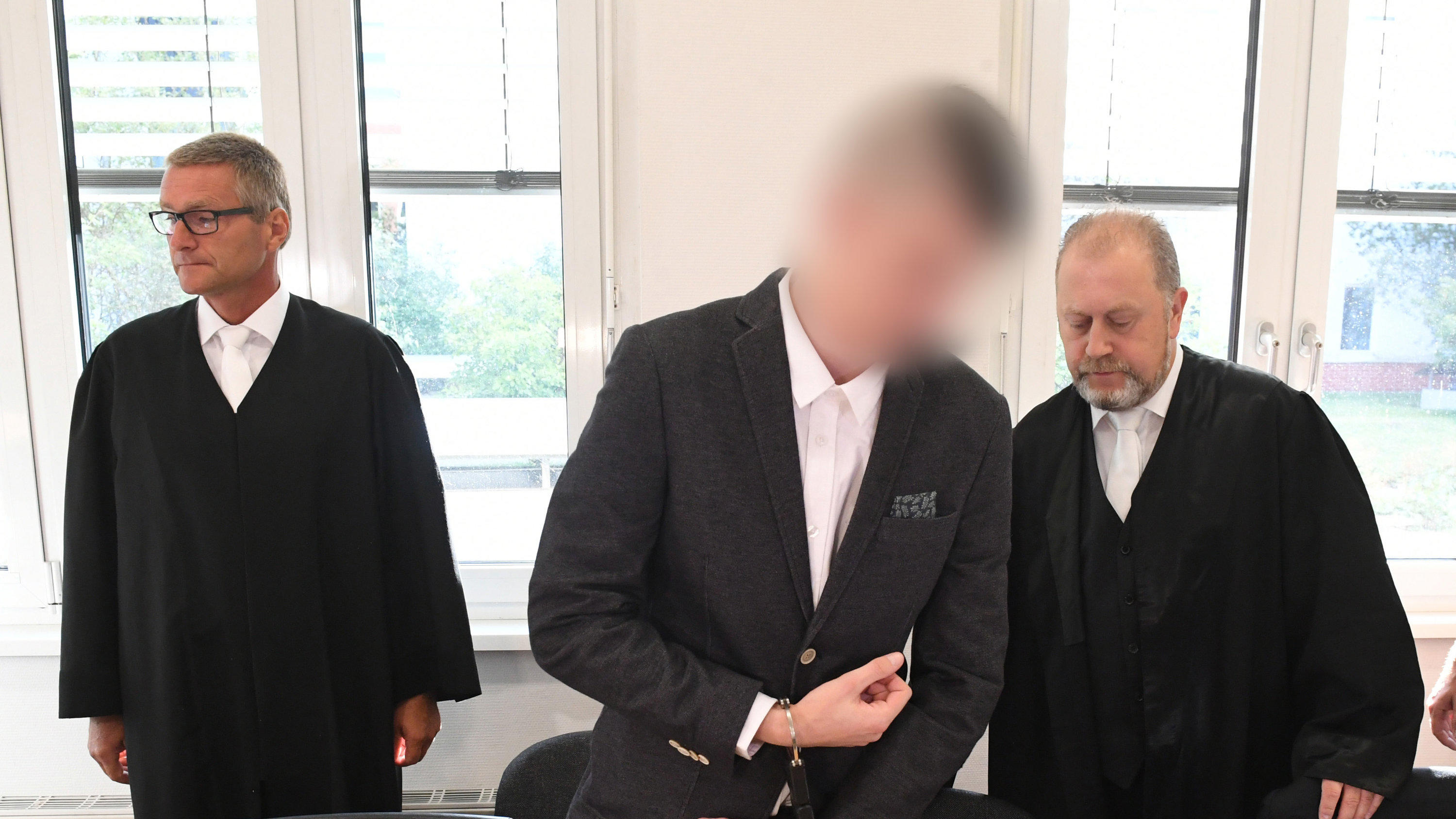 Angeklagter Nicolas K. legt Geständnis ab: "Klar, dass das Baby auch stirbt" 20.08.2019, Mecklenburg-Vorpommern, Stralsund: Der 21-jährige Angeklagte kommt in Handschellen und Fußfesseln in den Gerichtssaal im Landgericht Stralsund. Für den Mord an der 18-jährigen Maria aus Zinnowitz auf Usedom müssen sich am selben Tag der 1
