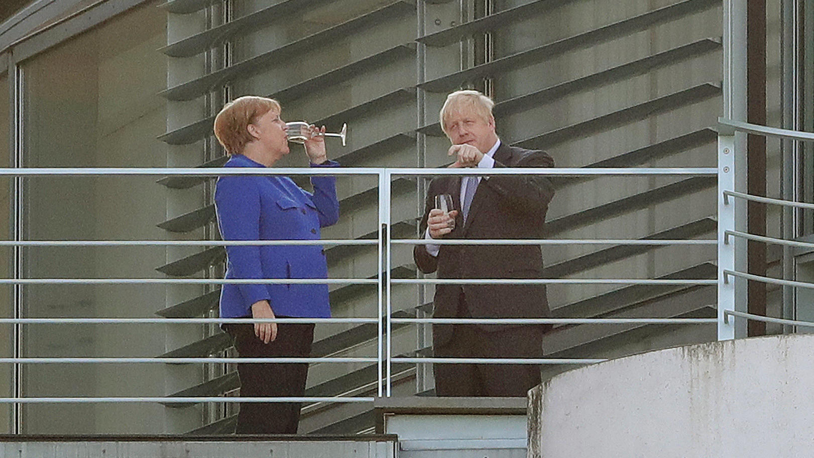 Boris Johnsons kleiner Seitenhieb: "Wir schaffen das" Bundeskanzlerin Angela Merkel (CDU) trinkt mit Boris Johnson, Premierminister von Großbritannien, bei ihrem Treffen im Bundeskanzleramt auf einem Balkon ein Getränk.