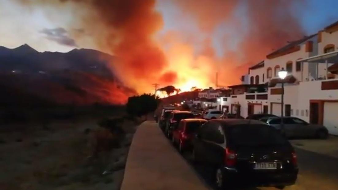 Feuer bedroht Touristenhochburg Marbella Aufnahmen zeigen die Flammen gefährlich nah an den Wohnhäusern in Marbella, Spanien.