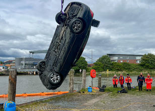 Zwei Menschen starben, als ein Auto im Husumer Hafenbecken versank. Es... Auto stürzt in Hafenbecken: Zwei Tote