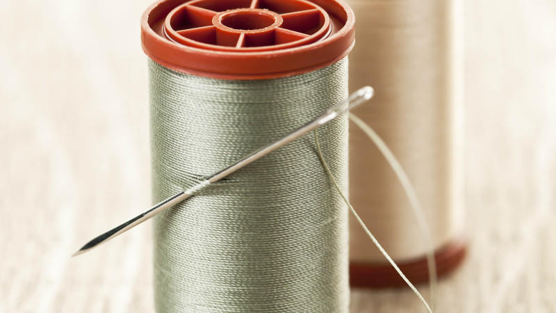 DIY-Lexikon: Handnähnadeln Spool of thread and needle, Spule des Fadens und der Nadel Keine Weitergabe an Drittverwerter.
