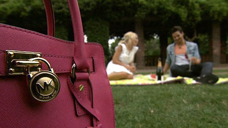 Traumfrau gesucht: Mit einem Blick in ihre Handtasche! Über den Inhalt der Handtasche zum Traummann