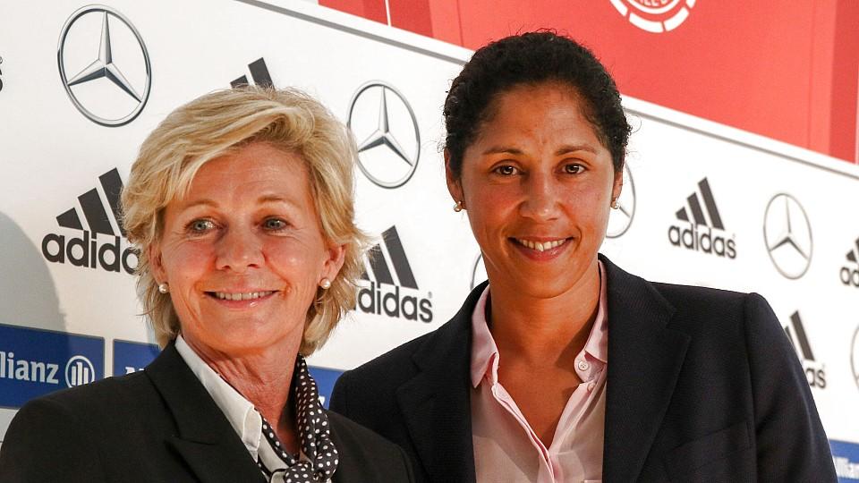 DFB: Aus für Frauen-Bundestrainerin Steffi Jones v.li.: Silvia Neid (Bundestrainerin, DFB-Trainerin), Steffi Jones (DFB-Direktorin Mädchenfußball und Frauenfußball, Bundestrainerin ab 2016), Fussball, Pressekonferenz DFB-Frauen, DFB-Zentrale, xozxv left Silvia Envy Federal trainers DFB Trainer Stef