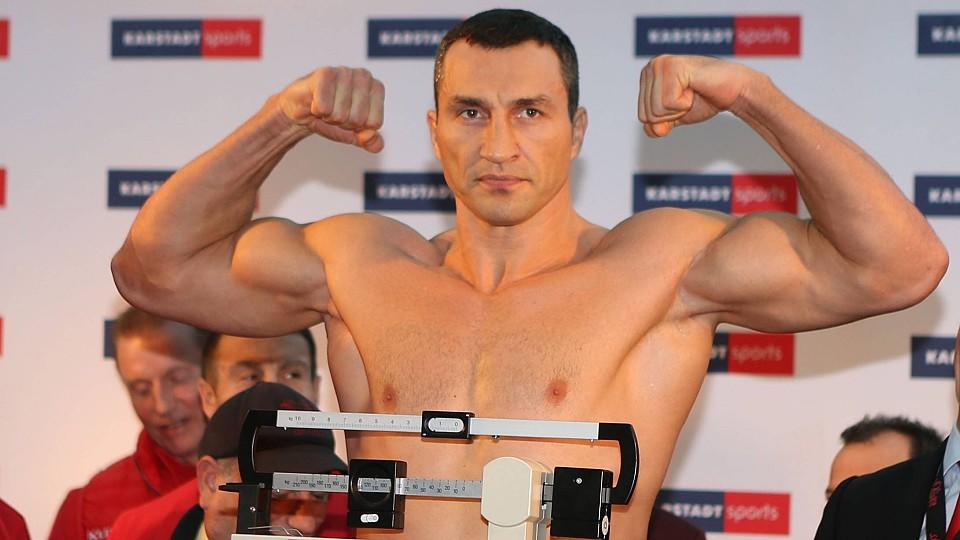 So unterteilen sich die Gewichtsklassen im Profi-Boxen Wladimir Klitschko auf der Waage Boxen: Wladimir Klitschko vs. Tyson Fury, Wiegen, 27.11.2015, Copyright: Deutzmannx/xEibner-Pressefoto EP_cdnEat Wladimir Klitschko on the Libra boxing Wladimir Klitschko vs Tyson Fury Weighing 27 11 2015 Copyri
