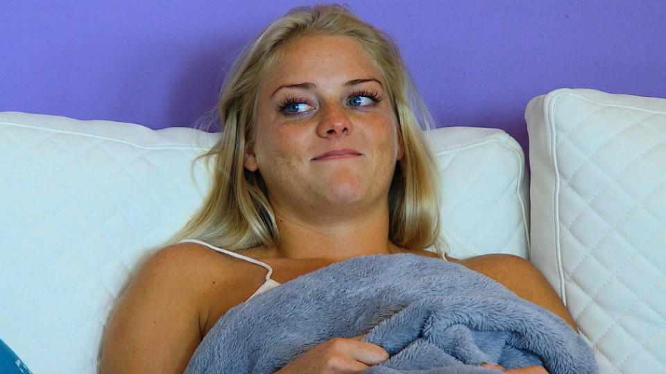 Der Bachelor 2016: Die Kandidatinnen fragen Daniela über ihr Date aus Daniela wird nach ihrem Date bei "Der Bachelor" 2016 ausgequetscht.
