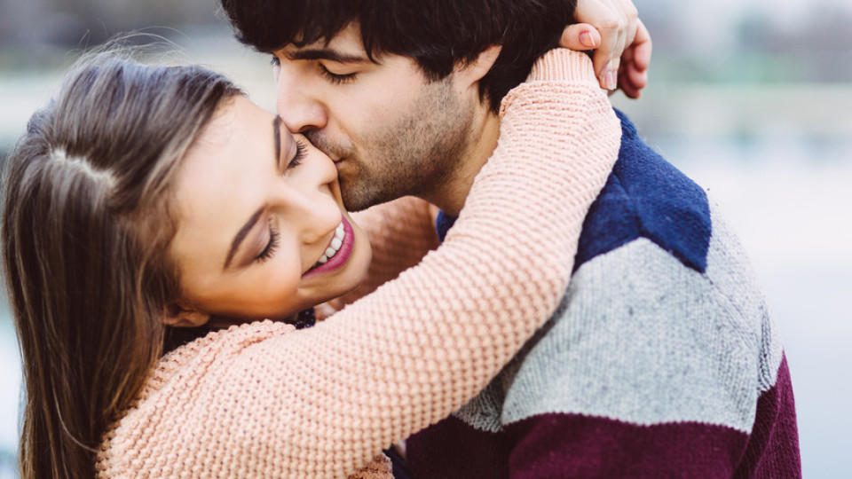 Liebestest: Welcher Beziehungstyp sind Sie? Young couple in love outdoor