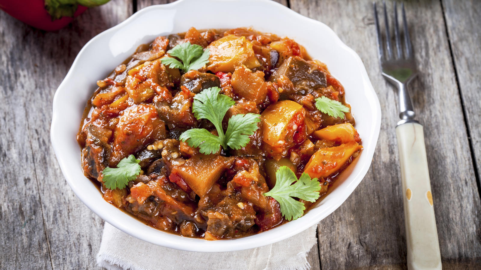 Low Carb-Diäten: So gesund ist der Verzicht auf Kohlenhydrate Stewed vegetables in a white bowl on wooden table