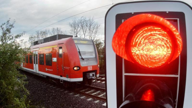 Zug-Crash in Miltenberg: Rentner (78) hatte Auto auf Gleisen stehen lassen Unfall an Bahnübergang
