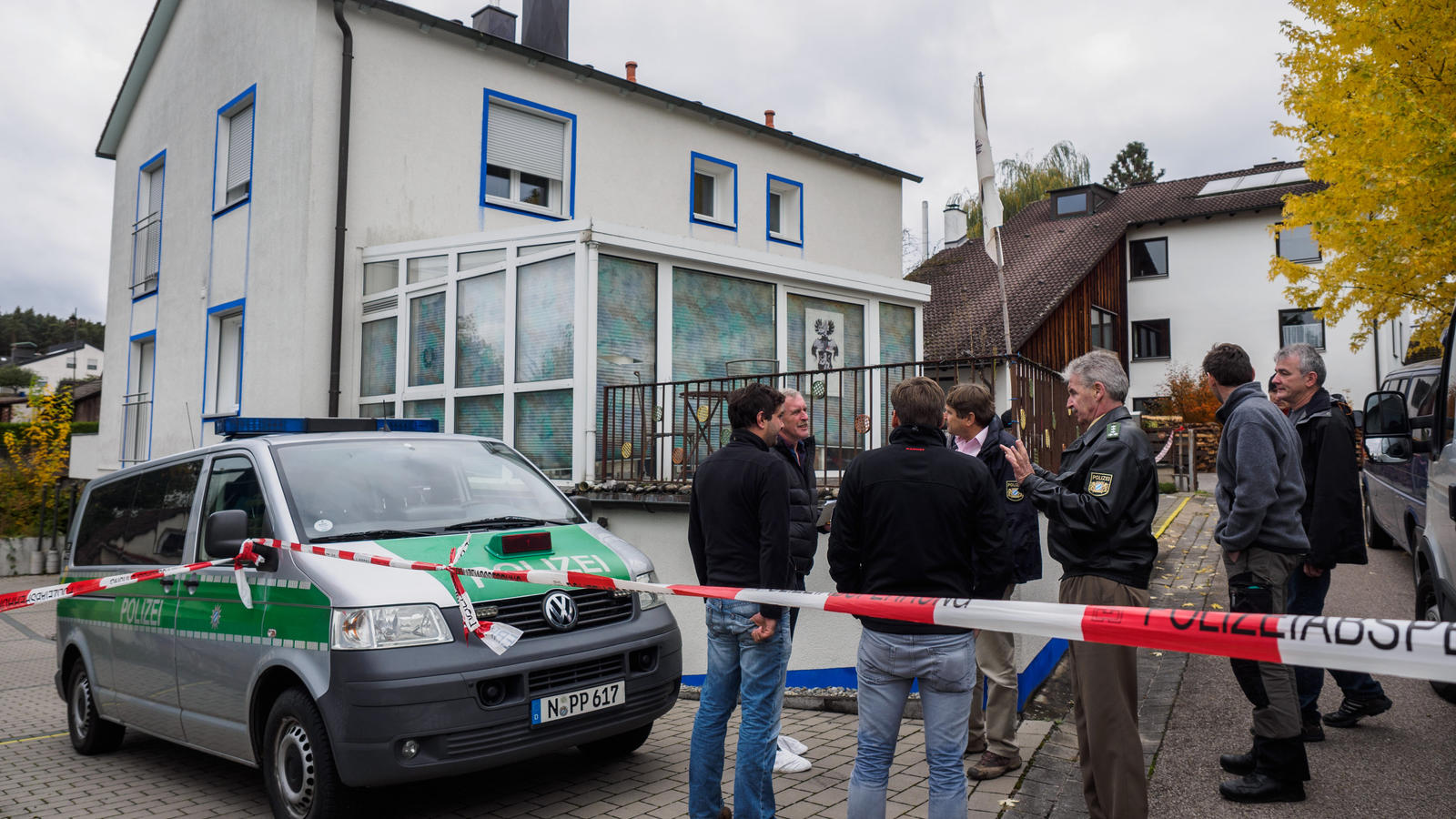 Spinner oder brandgefährlich? 'RTL Nachtjournal' zeigt das wahre Gesicht der Reichsbürger Zahlreiche Polizeibeamte stehen am 19.10.2016 in Georgensgmünd (Bayern) vor dem Grundstück eines sogenannten Reichsbürgers. Bei einer Razzia hatte hier ein 49-Jähriger Angehöriger der Reichsbürger-Bewegung am Morgen vier Polizisten durch Schüsse zum