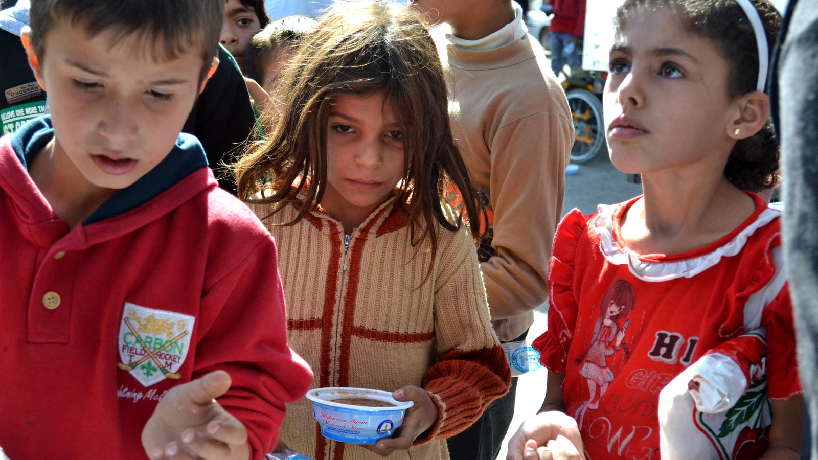 Feuerpause gebrochen - erneut heftige Kämpfe um Aleppo Syrische Kinder warten am 19.10.2016 in Dscharablus, Syrien, auf Essen von türkischen Hilfsorganisationen. Die Stadt wurde von syrischen Rebellensoldaten vom IS zurück erobert. Foto: Shabtai Gold/dpa (zu dpa: "Das Leben nach der IS-Herrschaft - Rü