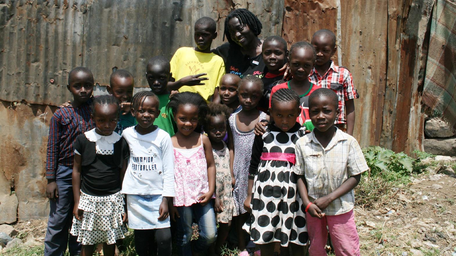 Dr. Auma Obama, Schwester des US-Präsidenten, ist Patin bei 'RTL - Wir helfen Kindern' US-Präsidentenschwester Dr. Auma Obama setzt sich mit Hilfe von Spenden der RTL-Zuschauer für den Bau einer Bildungsstätte für mittellose Kinder und Jugendliche in Alego (Kenia, Afrika) ein.