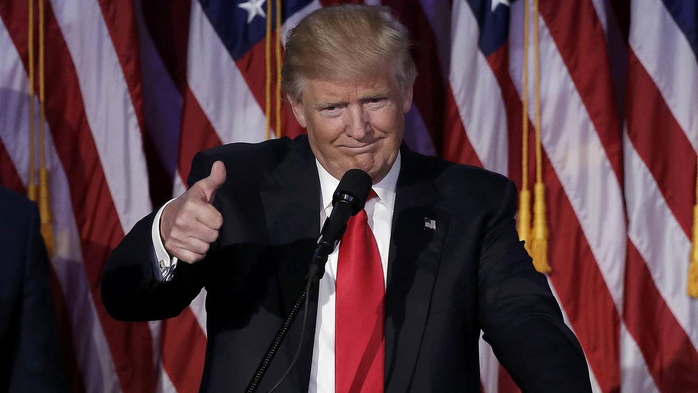 Donald Trump: "Wir werden einen großartigen Job machen." U.S. President-elect Donald Trump greets supporters during his election night rally in Manhattan, New York, U.S., November 9, 2016. REUTERS/Mike Segar