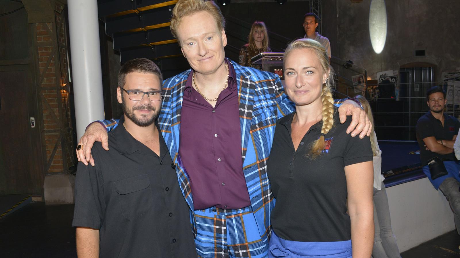 Gute Zeiten, schlechte Zeiten: US-Moderator Conan O'Brien über seine GZSZ-Gastrolle Us-Talkstar Conan O'Brien mit den GZSZ-Schauspielern Thomas Drechsel und Eva Mona Rodekirchen