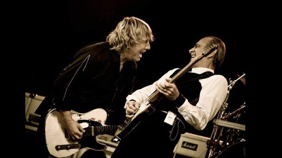 RTL-Spendenmarathon: Original Bühnenweste von Status Quo-Legende Francis Rossi & handsignierte CD Status Quo auf der Bühne.