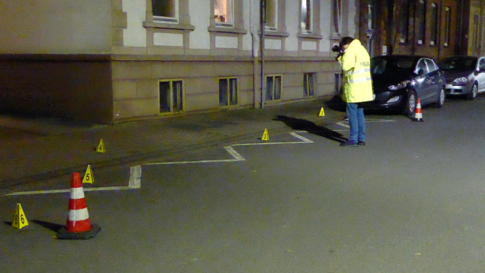 Morddrohung angeblich nicht ernst genommen - hätte die Bluttat von Hameln verhindert werden können? HANDOUT - Eine Mitarbeiterin der Kriminaltechnik bei der Spurendokumentation in der Königstraße in Hameln (Niedersachsen) am späten 20.11.2016. Mit einem Seil hat ein Mann eine junge Frau an die Anhängerkupplung eines Autos gebunden und Hunderte Mete