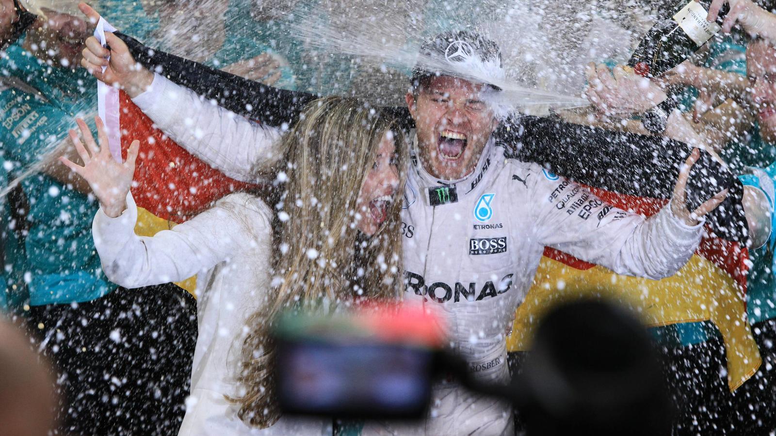 Nico Rosberg ist der neue RTL-Formel-1-Experte Formel 1, GP von Abu Dhabi, Nico Rosberg ist Weltmeister 27.11.2016. Abu Dhabi, UAE. Formula 1 Grand Prix Abu Dhabi, race day. Mercedes AMG Petronas - Nico Rosberg wins the driver world season championship seen with wife Vivian as the champagne flow