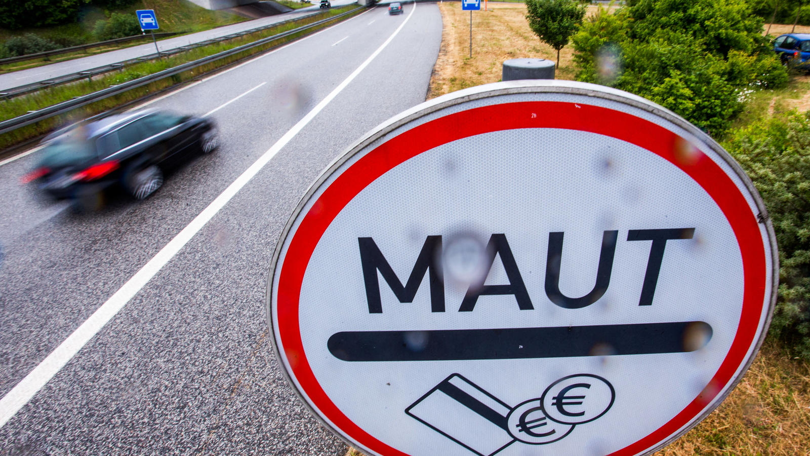 Österreich will gegen die in Deutschland geplante Pkw-Maut klagen - auch Niederlande planen Beschluss Ein Verkehrsschild weist auf die Maut hin
