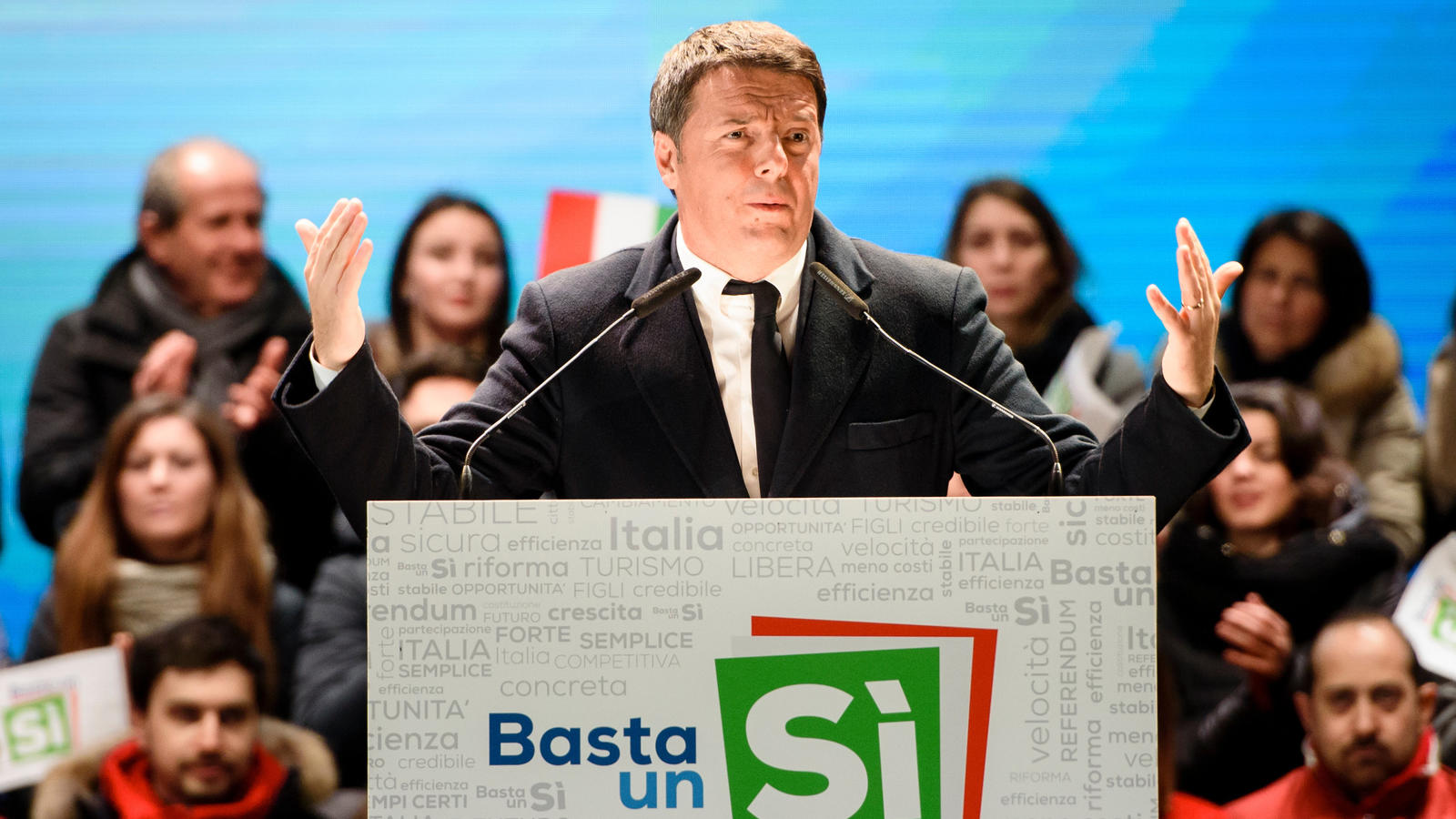 Bundespräsidentenwahl in Österreich: Europa-Fan Van der Bellen ist Sieger der Wahl Der Ministerpräsident Italiens, Matteo Renzi, spricht am 02.12.2016 auf einer Wahlkampfveranstaltung zum bevorstehenden Referendum in Florenz. Italien stimmt am 04.12.2016 in einem Referendum über eine geplante Verfassungsreform ab. Foto: Gregor Fisc