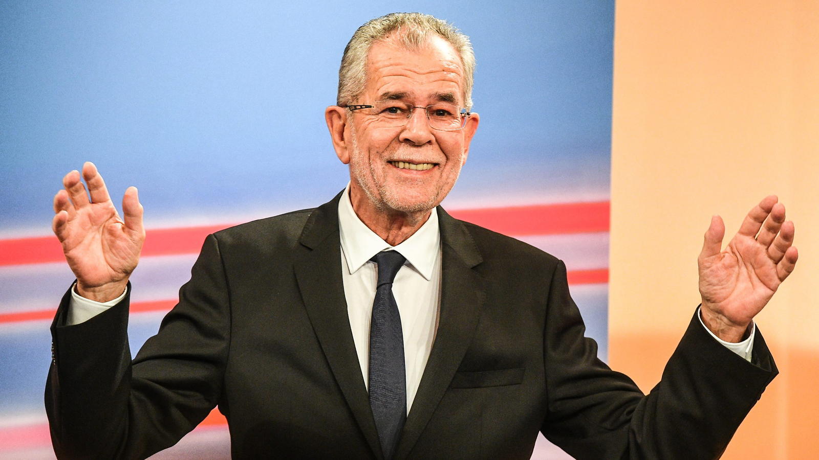 Bundespräsidentenwahl in Österreich: Europa-Fan Van der Bellen ist Sieger der Wahl epa05659942 Austrian presidential candidate and former head of the Austrian Green Party, Alexander Van der Bellen gestures at a TV interview at the Hofburg palace after polls closed in the re-run of the Austrian presidential elections run-off in Vien