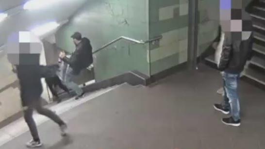 Frau die Treppe hinabgetreten: Politik fordert schnellere Öffentlichkeitsfahndung Berlin