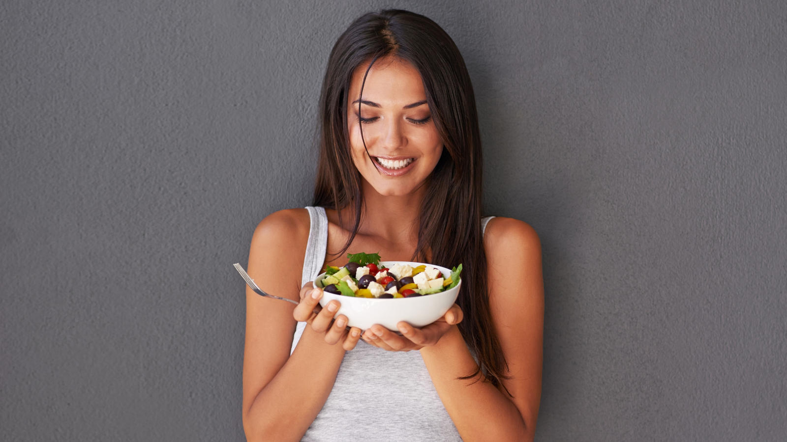 Ernährungshoroskop Stier Shot of an attractive young woman looking happy while holding a salad bowlhttp://195.154.178.81/DATA/i_collage/pi/shoots/783751.jpg