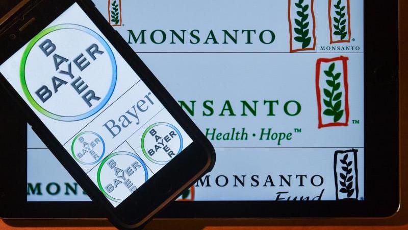 US-Gericht: Monsanto soll Krebs-Opfer 253 Millionen Euro zahlen – Glyphosat-Hersteller wehrt sich Die Logos von Bayer und Monsanto