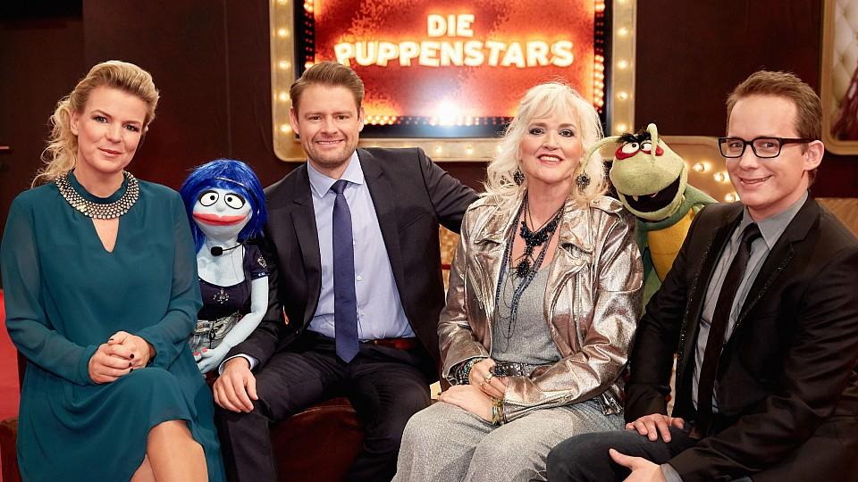 Die Puppenstars 2017: Die zweite Staffel startet am 27. Januar 2017 'Die Puppenstars' wird moderiert von Mirja Boes (l.) mit Unterstützung von Aufnahmeleiterin Miss Izzy (2.v.l.). In der Jury (v.r.): Martin Reinl, 'Kakerlake', Gaby Köster und max Giermann