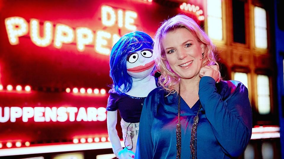Die Puppenstars 2017: Das sind die Neuerungen in der zweiten Staffel Mirja Boes moderiert "Die Puppenstars". Ihr zur Seite steht Aufnahmeleiterin Miss Izzy.