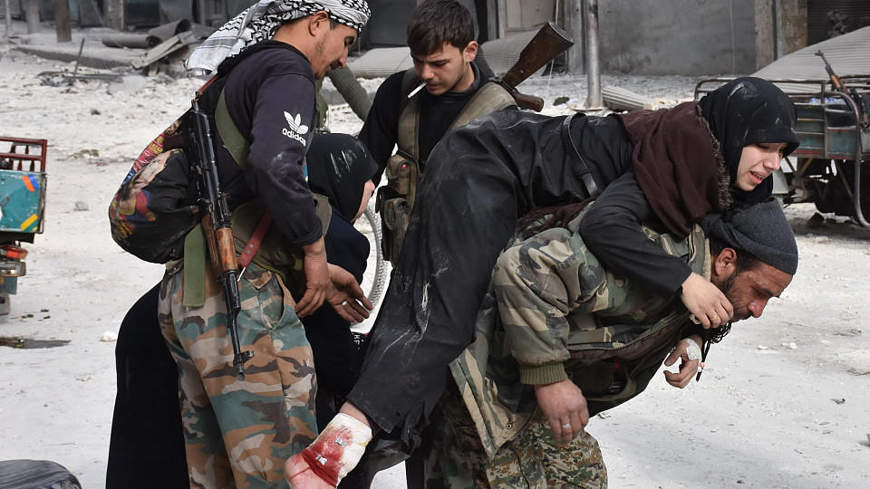 Dramatischer Hilferuf aus Aleppo: "Wir lieben den Frieden und wir wollen leben" A Syrian pro-government fighter carries a wounded woman who was reportedly shot by rebel sniper while fleeing with her family Aleppo's eastern al-Salihin neighbourhood on December 12, 2016 after troops retook the area from rebel fighters. / AFP / GEO