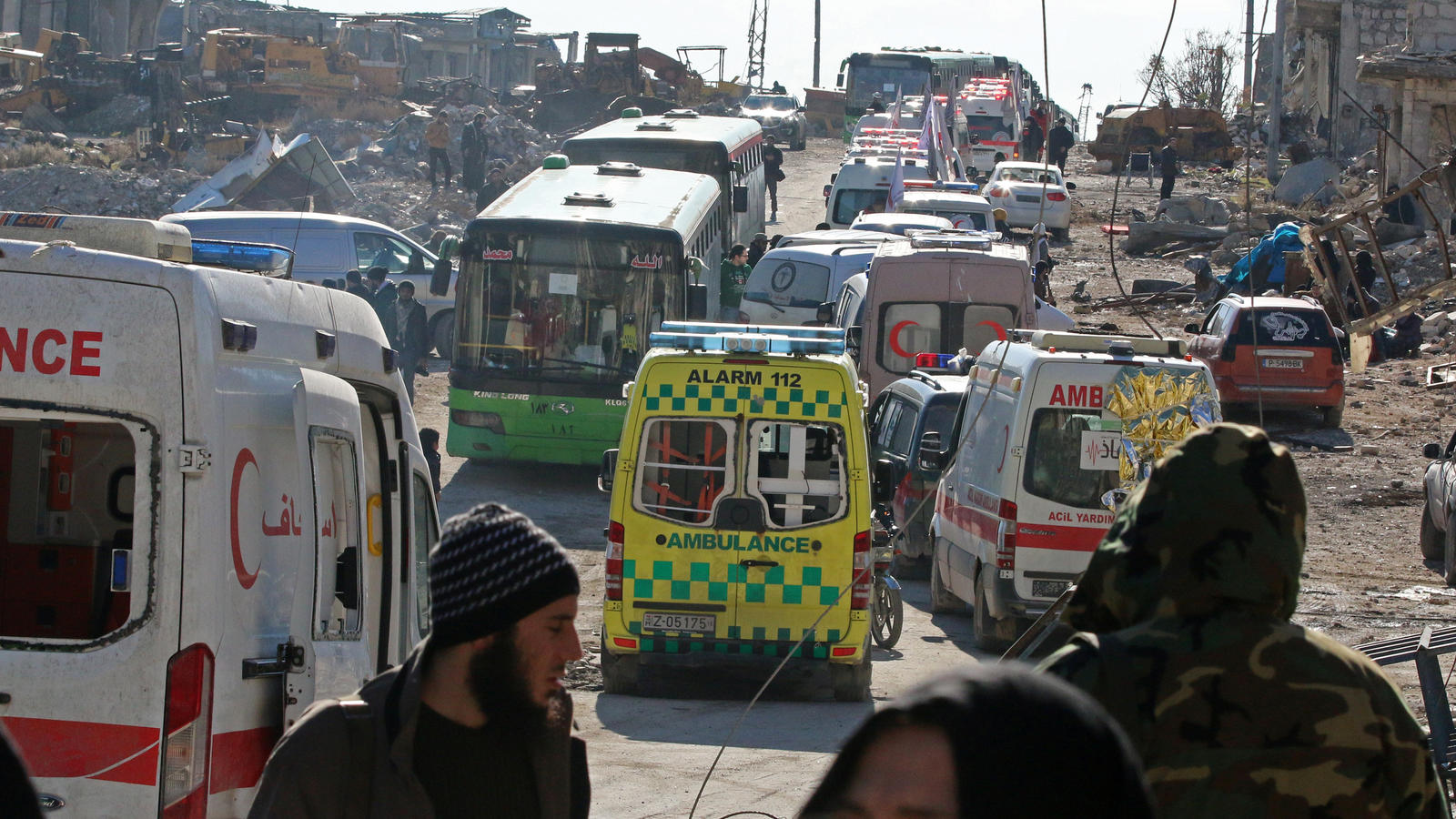 Das ist "zum Schämen": Syriendrama schockt EU-Gipfel Ambulances and buses wait as they evacuate people from a rebel-held sector of eastern Aleppo, Syria December 15, 2016. REUTERS/Abdalrhman Ismail TPX IMAGES OF THE DAY