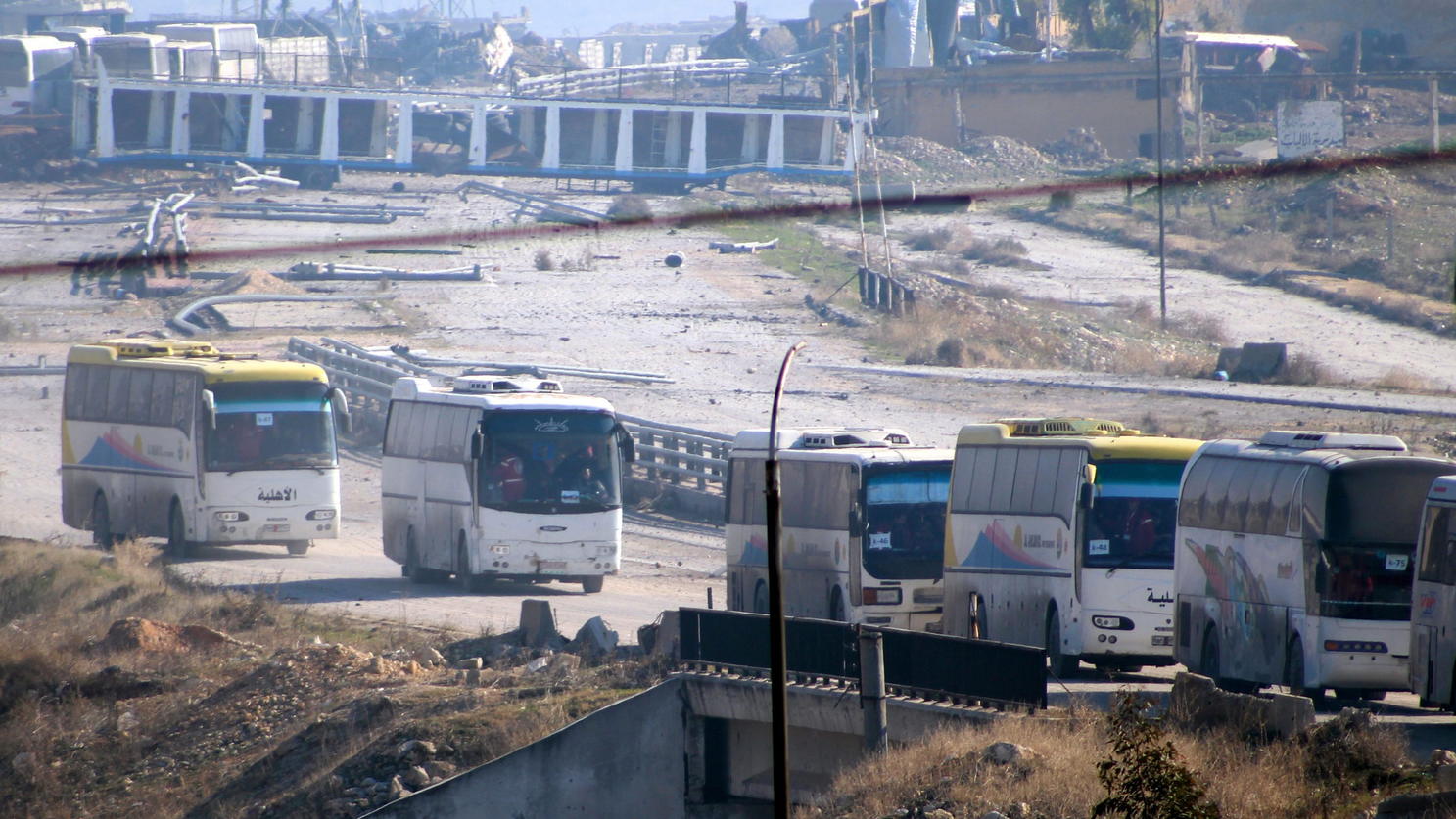 Einigkeit im UN-Sicherheitsrat: Resolution fordert Entsendung von Beobachtern epa05682207 Buses carrying a group of fighters and their families leave eastern neighborhoods of Aleppo, Syria, 19 December 2016. Reports state at least 4,500 people have left government-besieged areas in the northern Syrian city of Aleppo since the