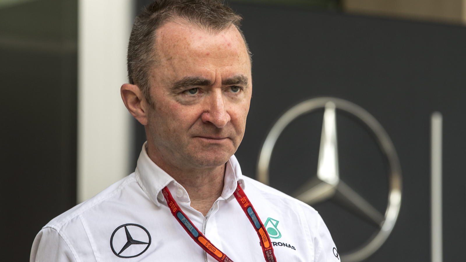 Formel 1: Mercedes und Technik-Direktor Paddy Lowe gehen getrennte Wege epa05647135 Paddy Lowe, Mercedes AMG Petronas Formula One team Executive Director (Technical), during the practice session at Yas Marina Circuit in Abu Dhabi, United Arab Emirates, 25 November 2016. The Formula One Grand Prix of Abu Dhabi will take p