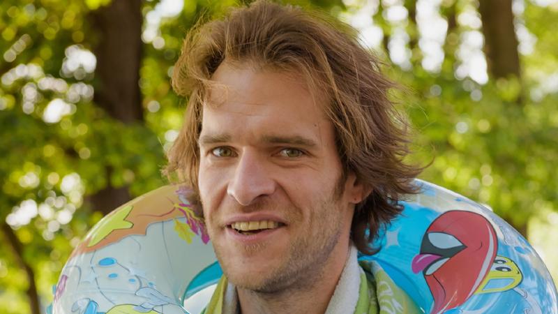 Triple Ex: Schauspieler Frank Maier spielt Annas Ex-Mann Tom, den Vater von Steffi Spaßvogel Tom (Frank Maier) hält die Familie bei Laune und sorgt damit auch für die ein oder andere Auseinandersetzung.