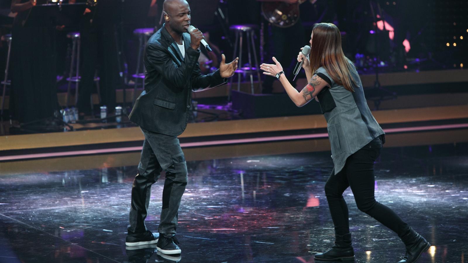 IT TAKES 2: Dave Davis wickelt die Jury mit "Ain't No Mountain High Enough" um den Finger Comedian Dave Davis und Profisängerin Christina Stürmer bei "IT TAKES 2".