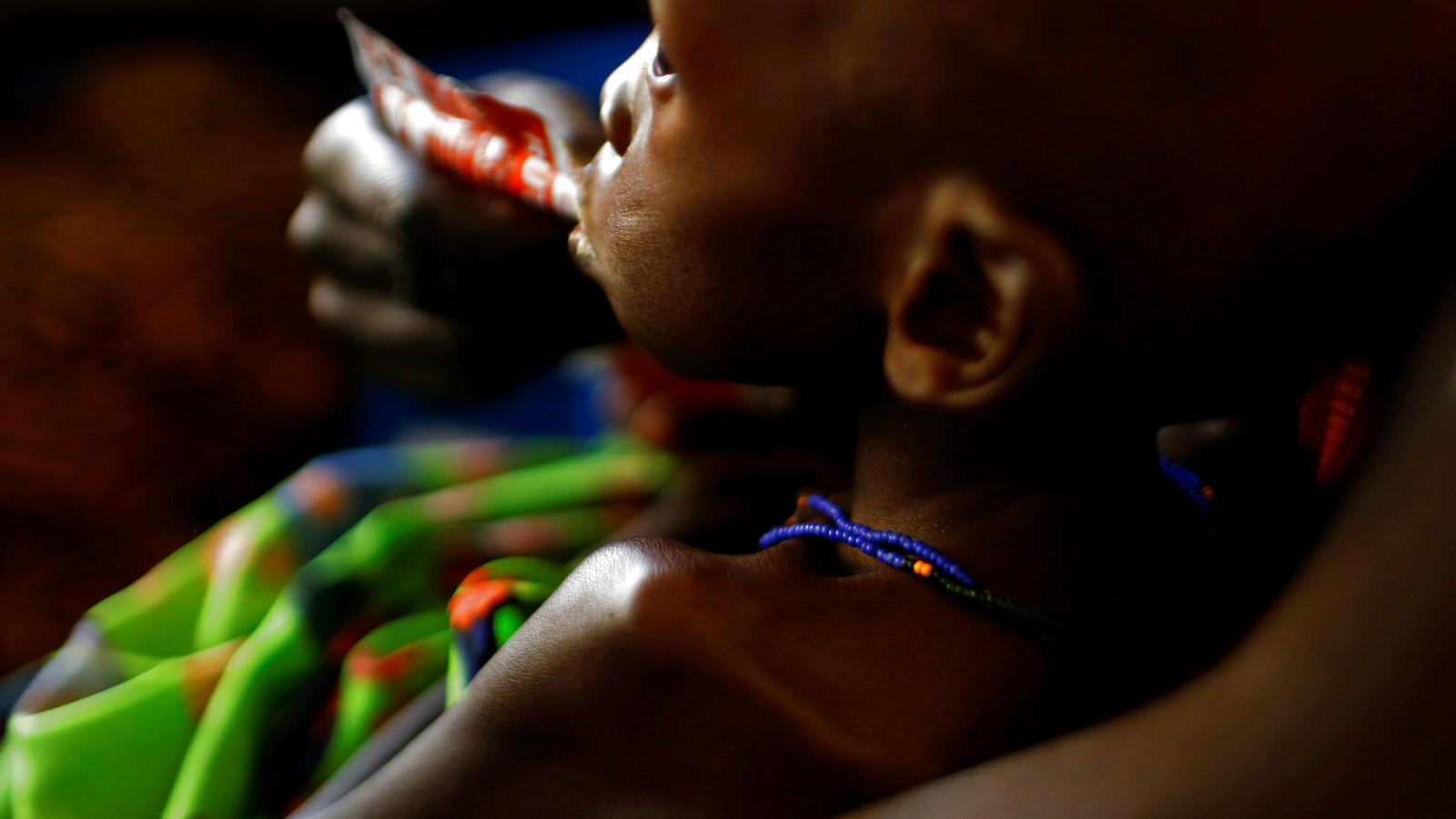 Akute Hungersnot im Südsudan: 100.000 Menschen droht der Tod A mother feeds her child with a peanut-based paste for treatment of severe acute malnutrition in a UNICEF supported hospital in the capital Juba, South Sudan, January 25, 2017. Picture taken January 25, 2017. REUTERS/Siegfried Modola TPX IMAGES O