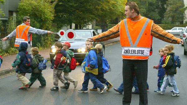 Ärgernis ‘Elterntaxis‘: Warum mit dem Schüler-Chauffieren Schluss sein muss Schülerlotsen der Dietrich Bonhoeffer Realschule aus Hannover helfen Kindern des benachbarten Kindergartens sicher über die Strasse (Foto vom 10.10.2003). Bis zu 5000 brauchen wir aber schon, um die Überwege in Niedersachsen sinnvoll zu sichern, sagt