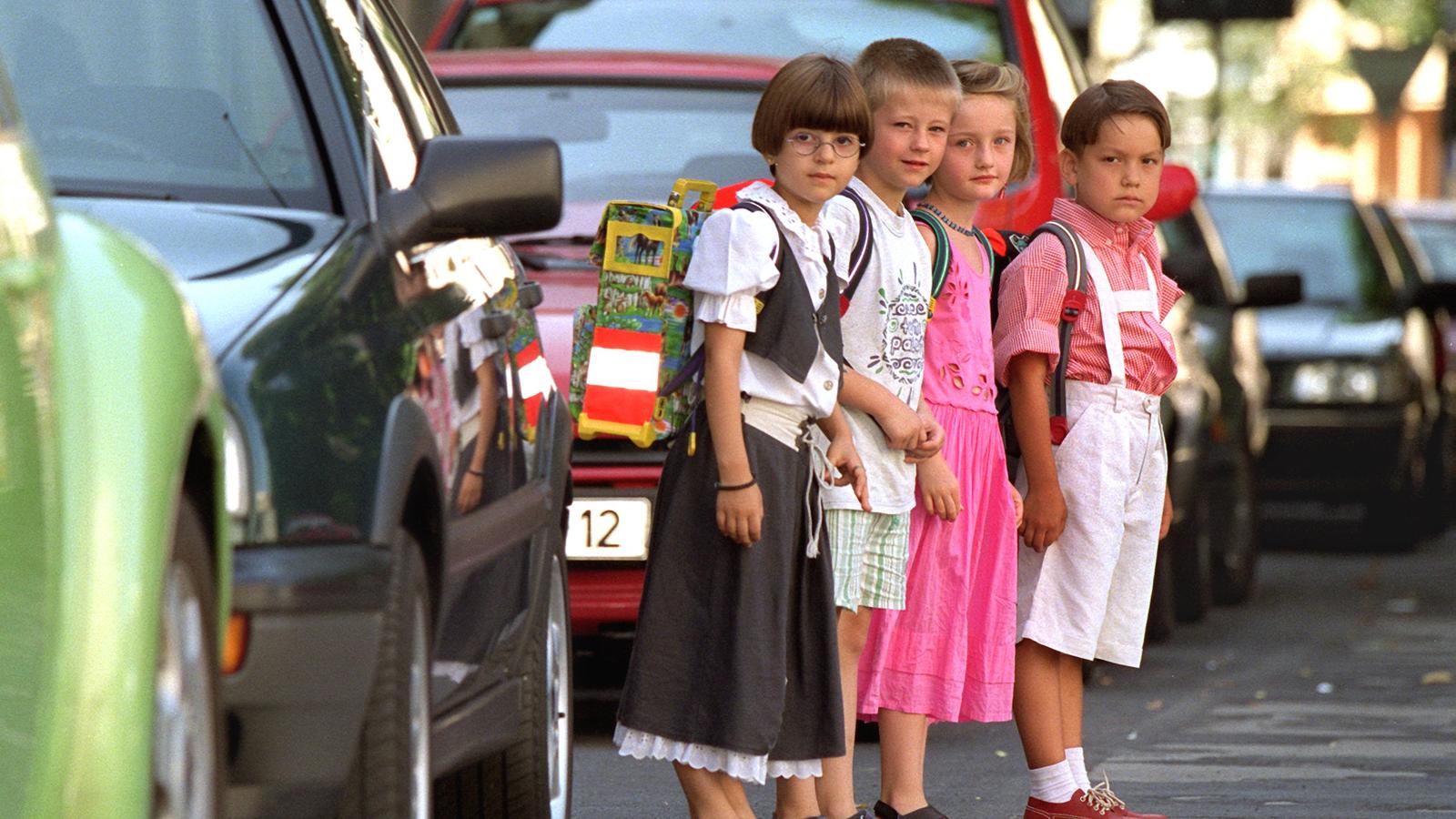 Ärgernis ‘Elterntaxis‘: Warum mit dem Schüler-Chauffieren Schluss sein muss Aufmerksam beobachten vier "I-Dötzchen" am 2.8.1999 an der Konkordia-Grundschule in Düsseldorf vor der Überquerung den Straßenverkehr. In Nordrhein-Westfalen beginnt für 206900 Erstklässler der Schulunterricht. Die Polizei in Nordrhein-Westfalen kümm