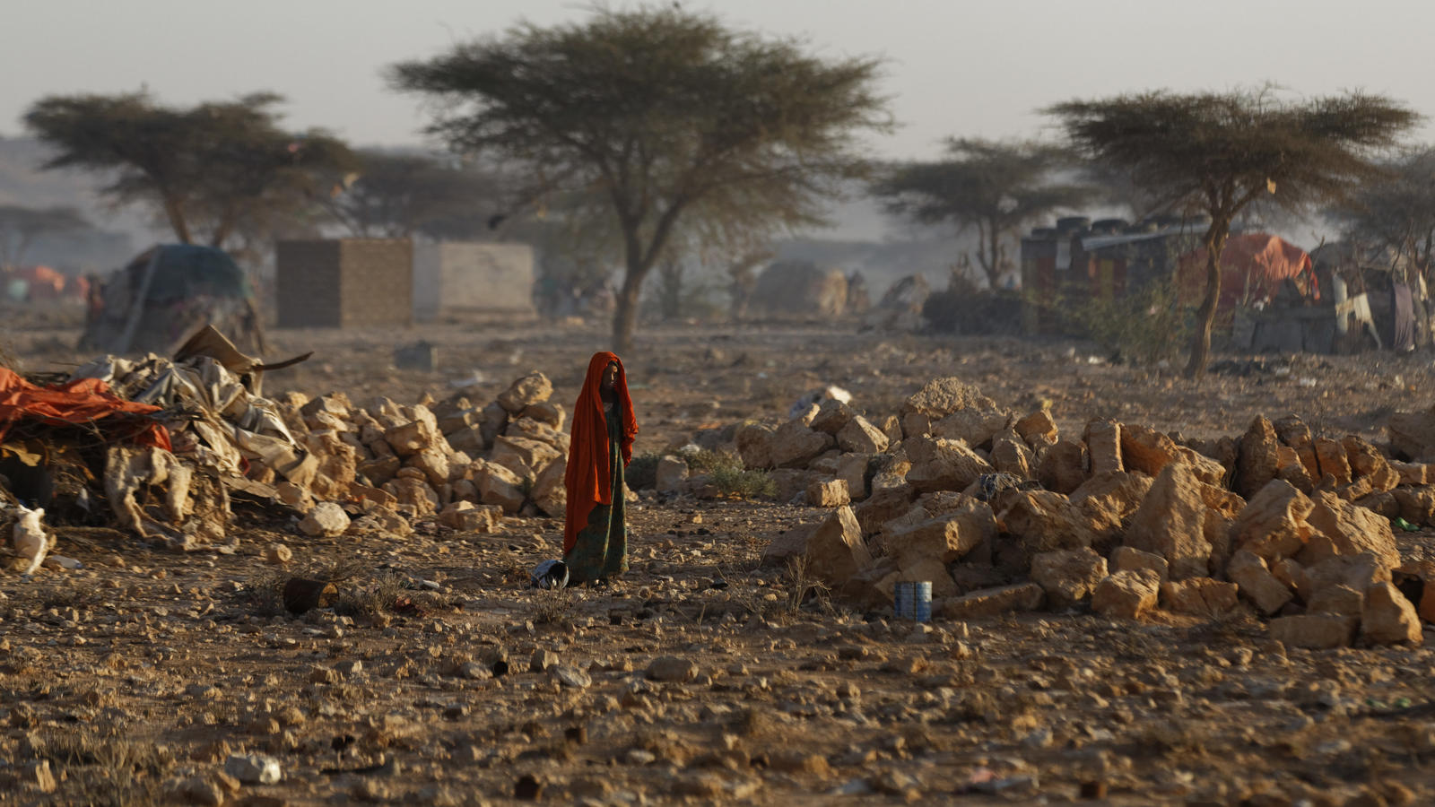 20 Millionen Menschen droht der Hungertod in Afrika Eine Frau geht am 09.03.2017 in Qardho (Somalia) durch ein Camp, in das sich Anwohner zurückgezogen haben, die wegend er Dürre ihr Land verlassen mussten. Millionen Menschen und Tiere leiden unter den Folgen einer schweren Dürre. Hilfsorganisationen
