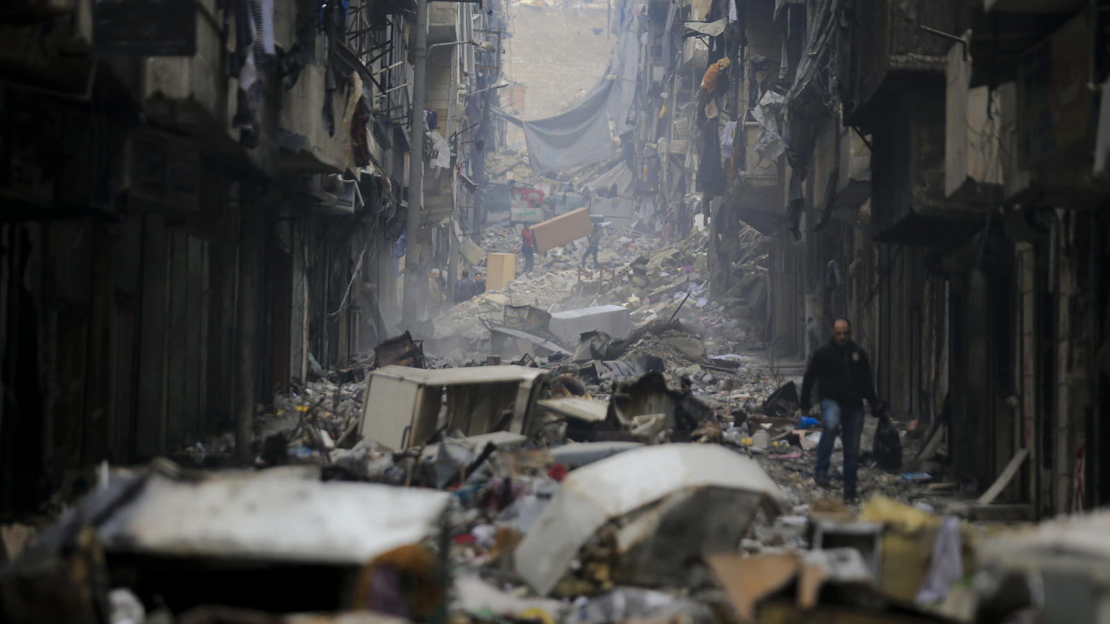 Entstellt, aber nicht gebrochen – 8-jähriges Mädchen trotz dem Krieg in Syrien ARCHIV - Das am 20.01.2017 aufgenommene Foto zeigt Menschen, die im östlichen Stadtteil Salaheddine in der vom Krieg zerstörten Stadt Aleppo (Syrien) unterwegs sind. Am 14.03.2017 beginnt in der kasachischen Hauptstadt Astana eine neue Runde der Syr