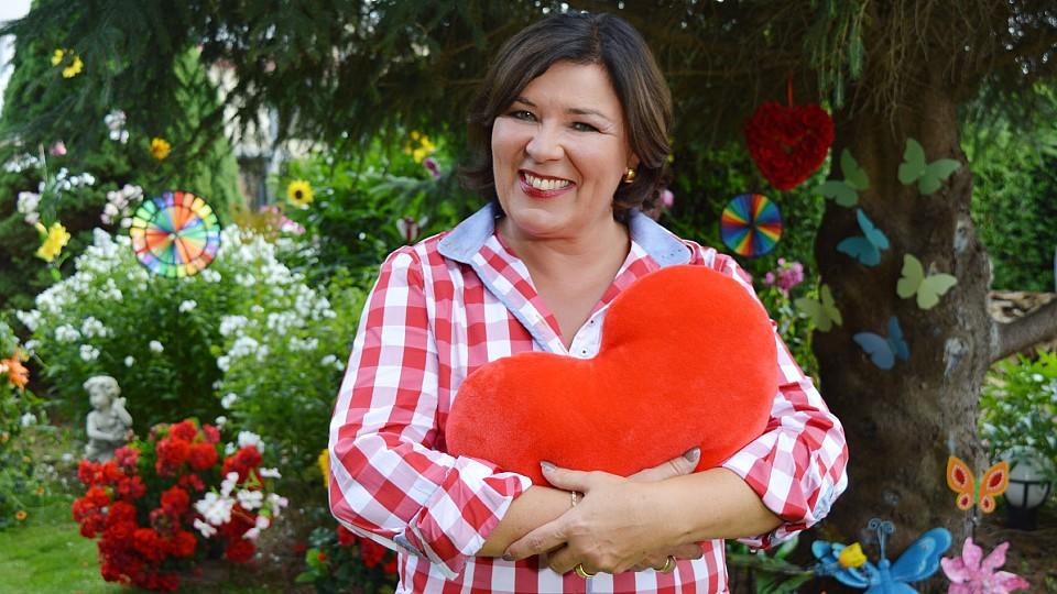 Schwiegertochter gesucht: Vera Int-Veen moderiert die neue Staffel Moderatorin Vera Int-Veen hilft einsamen Herzen bei der Suche nach der großen Liebe.