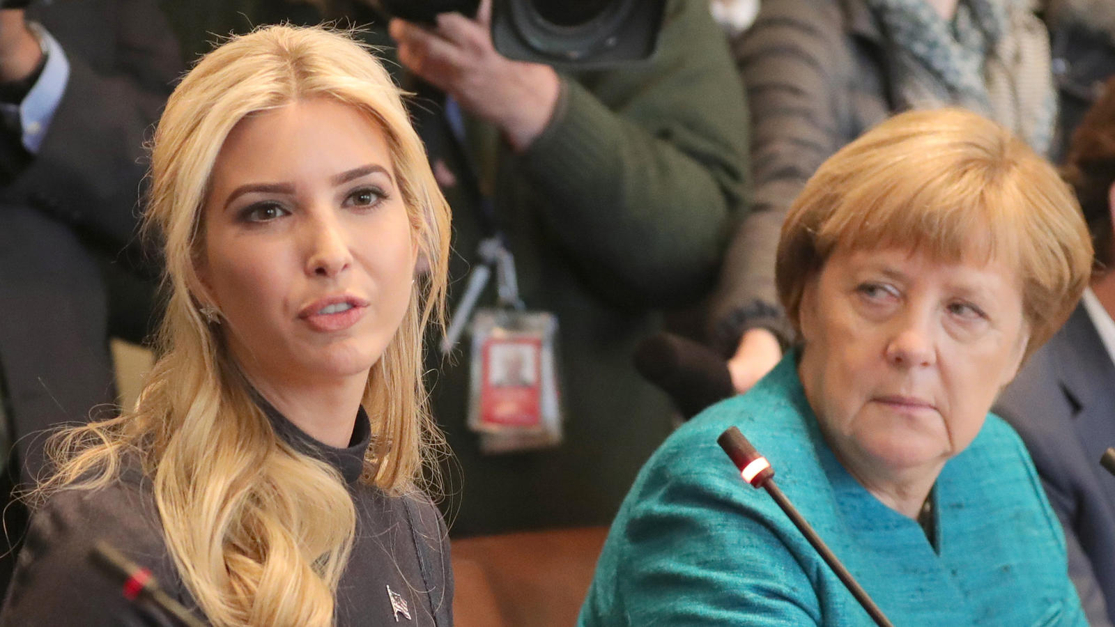 Trump-Sprecher: Präsident hat Merkels Handschlag-Frage wohl überhört Angela Merkel sitzt neben Ivanka Trump