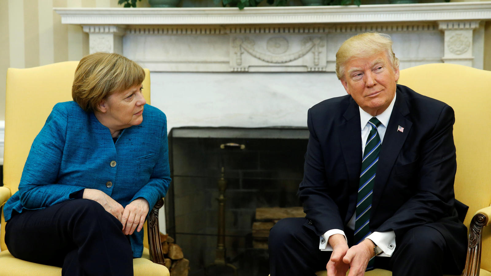 Trump-Sprecher: Präsident hat Merkels Handschlag-Frage wohl überhört Angela Merkel und Donald Trump im Oval Office